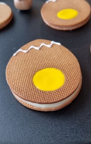 Biscuits chocolatés en forme d'oeufs de Pâques