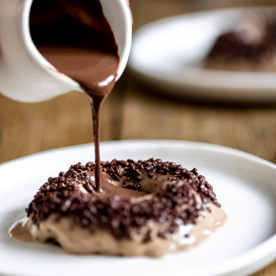 Recette de crème glacée chocolat au lait, streusel et sauce chocolat