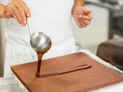 Découvrez les secrets des chocolats de Noël : de la création à la dégustation